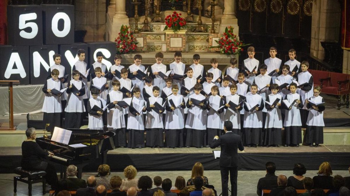 Els cantaires de l’Escolania de Montserrat, dirigida per Llorenç Castelló, ahir durant el concert.
