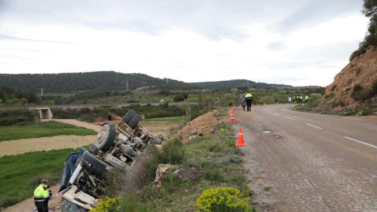 El camió de va sortir del camí i va acabar bolcant.