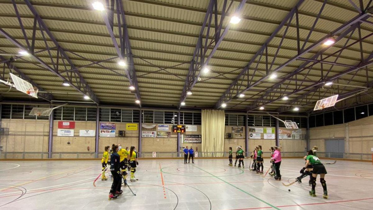 Els dos equips, ahir moments abans de l’inici del partit.