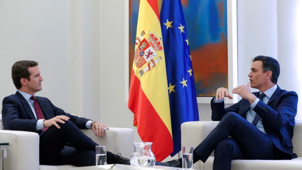 Un moment de la reunió entre Pablo Casado i Pedro Sánchez d’ahir a la Moncloa.