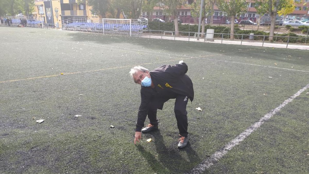 Un técnico del club muestra la zona en la que hay una elevación.