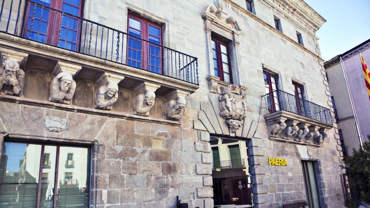 La façana de la Paeria de Cervera, un dels municipis sense romanents.