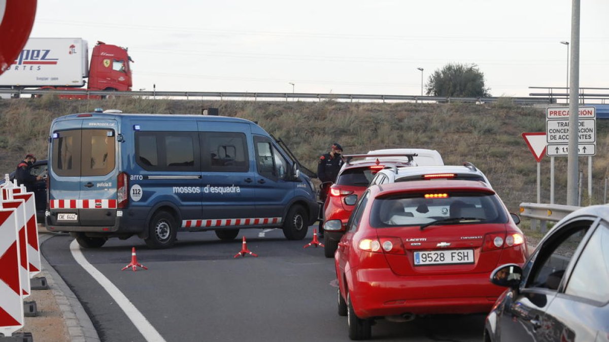 Imatge d’un control dels Mossos ahir a la tarda a l’N-230 entre Lleida i Torrefarrera.