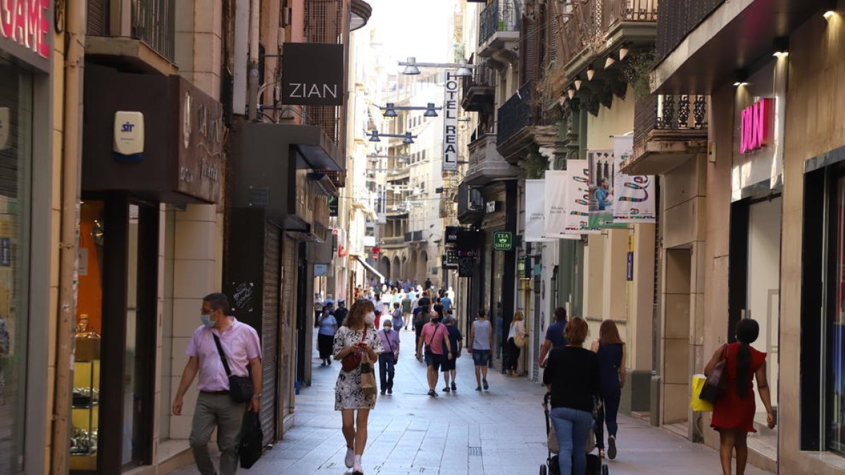 L’activitat a l’Eix Comercial s’ha ressentit per les restriccions i molts comerços es troben en una situació molt difícil.