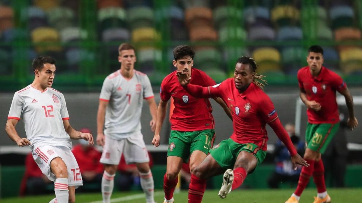 Una acción del partido amistoso de ayer entre Portugal y España.