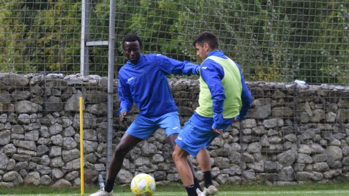 Un moment de l’entrenament que va fer ahir el Lleida a la localitat aranesa de Garòs.