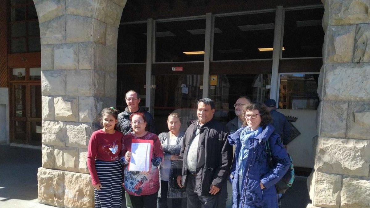Presentan más de un millar de firmas contra el cierre de la escuela Àngel Guimerà de Balaguer