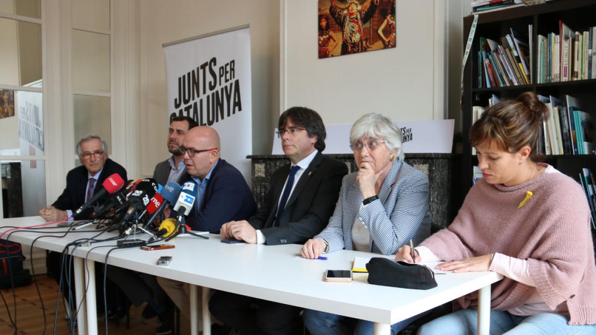 Comín, Puigdemont i Ponsatí, amb els seus substituts Trias, Boye i Talegón, dissabte a Brussel·les.