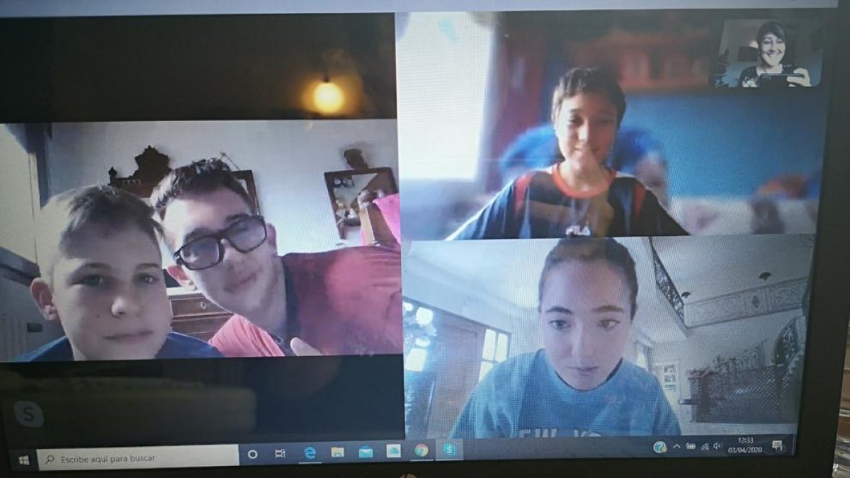 Sesión vía Skype con un grupo de adolescentes de Afanoc, en la que comparten retos, juegos y reflexiones personales. 