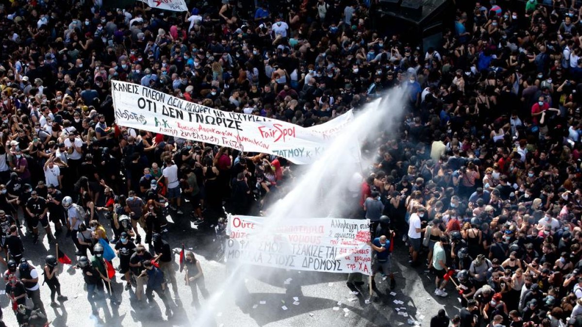 La policia va utilitzar canons d’aigua per dispersar els manifestants al produir-se disturbis.