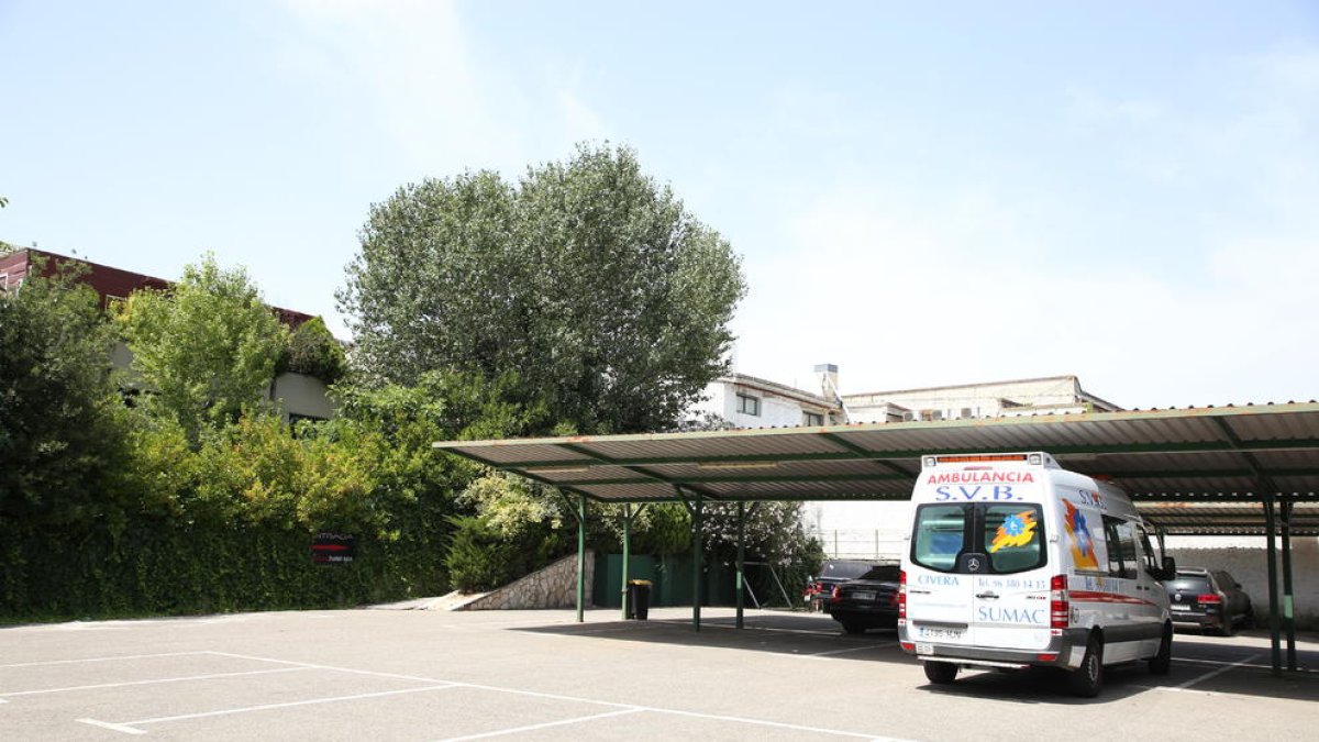 L’aparcament de l’hotel Nastasi, on estan confinats temporers i sensesostre amb Covid.
