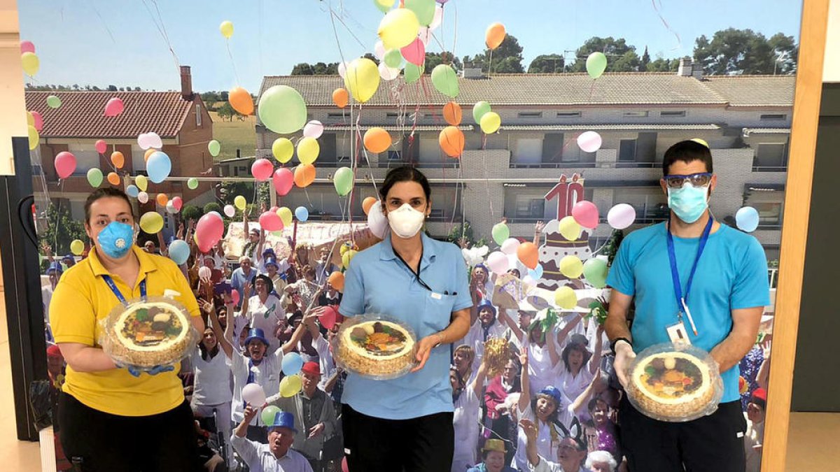 Trabajadores de residencias con algunas de las monas que BonÀrea regala estos días. 