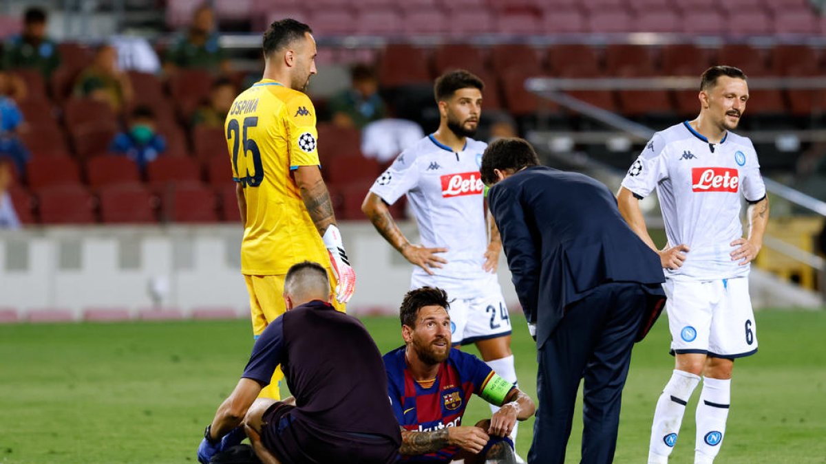 Messi, després de rebre un fort cop al turmell durant el partit davant del Nàpols.