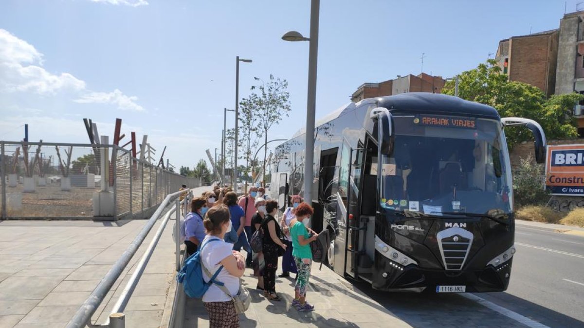 El grupo de turistas llegado con AVE desde Madrid, antes de coger el bus para ir a la Val d’Aran.