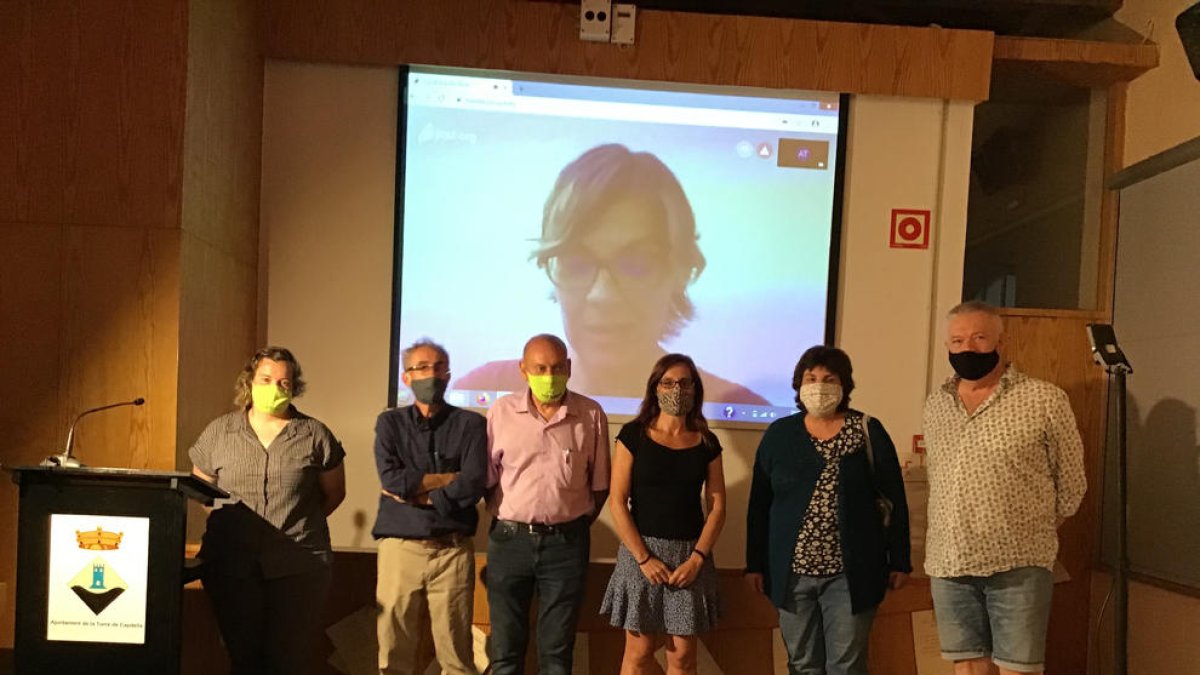 Las ganadoras del Concurs de Microrrelats de la Vall Fosca y parte del jurado, el sábado. 