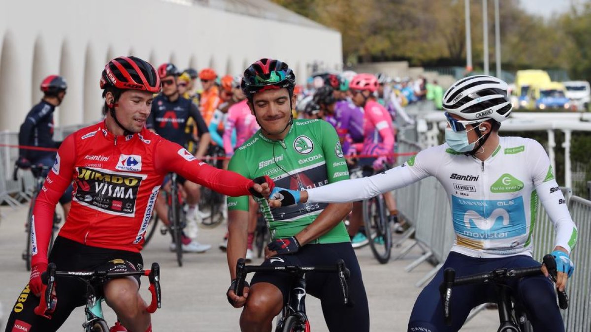 Roglic, Carapaz i Enric Mas se saluden ahir a l’última etapa de la Vuelta.