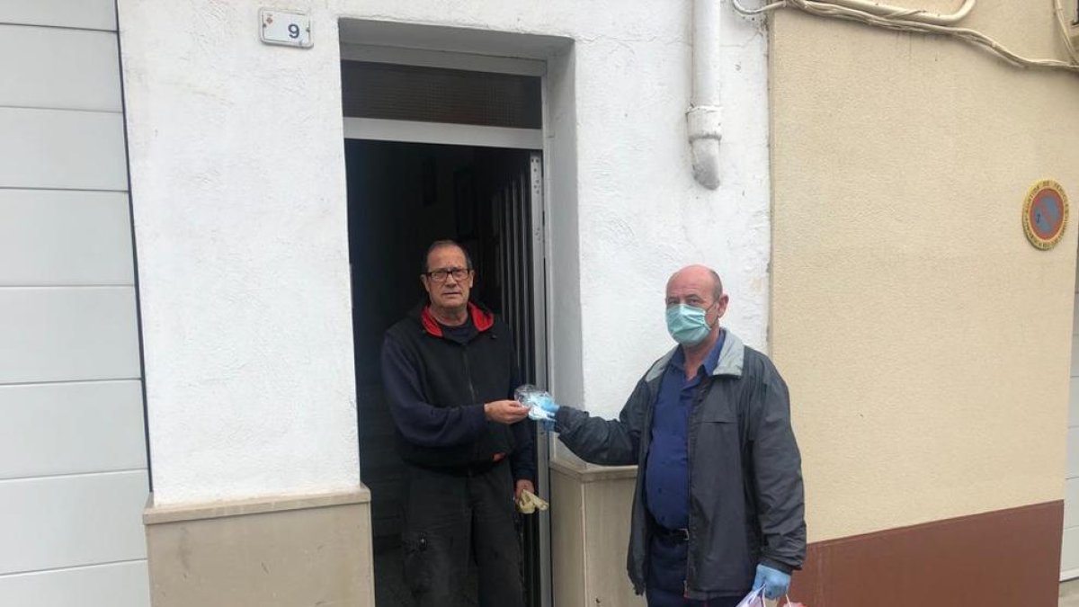 L’entrega d’una de les mascaretes a un veí.