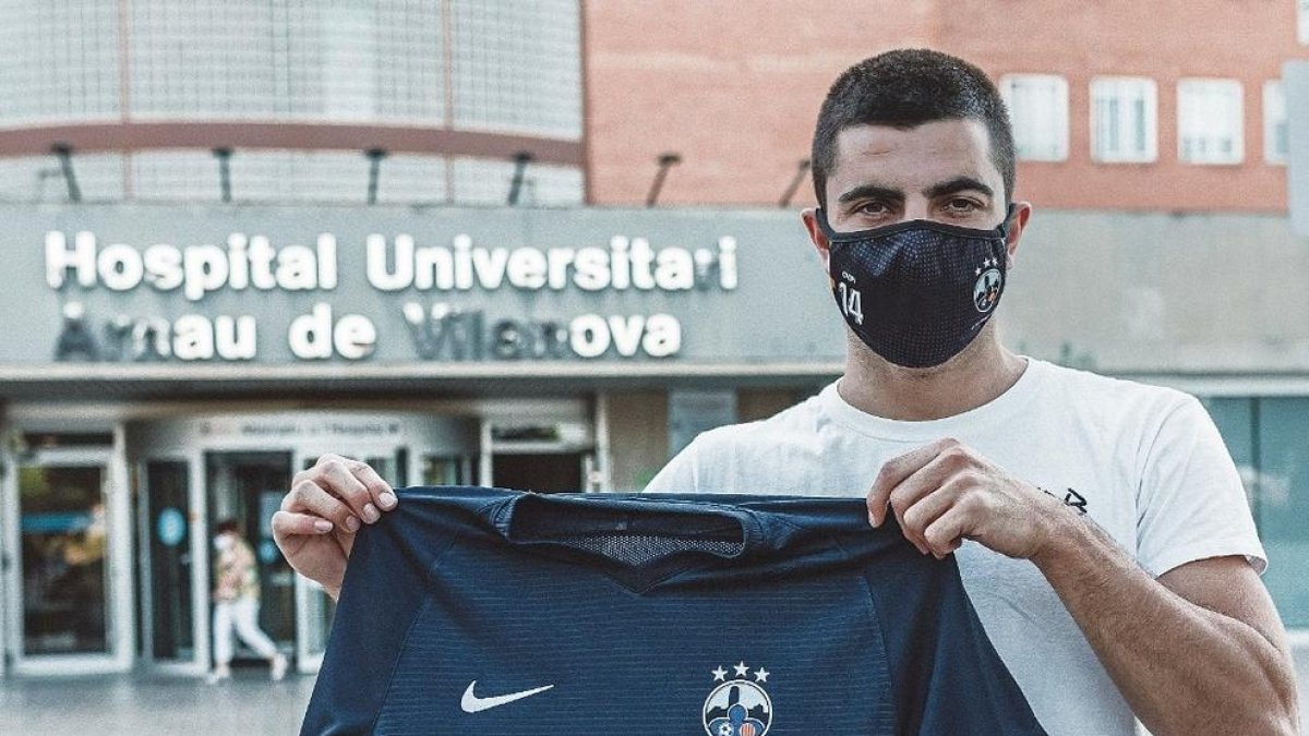 El jugador, con la nueva camiseta del club leridano.