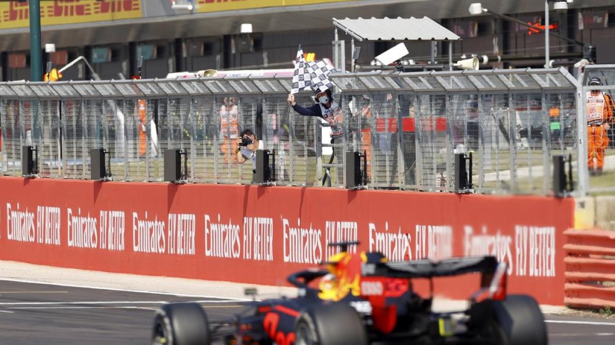 Max Verstappen, en el moment de creuar la línia com a guanyador, ahir a Silverstone.