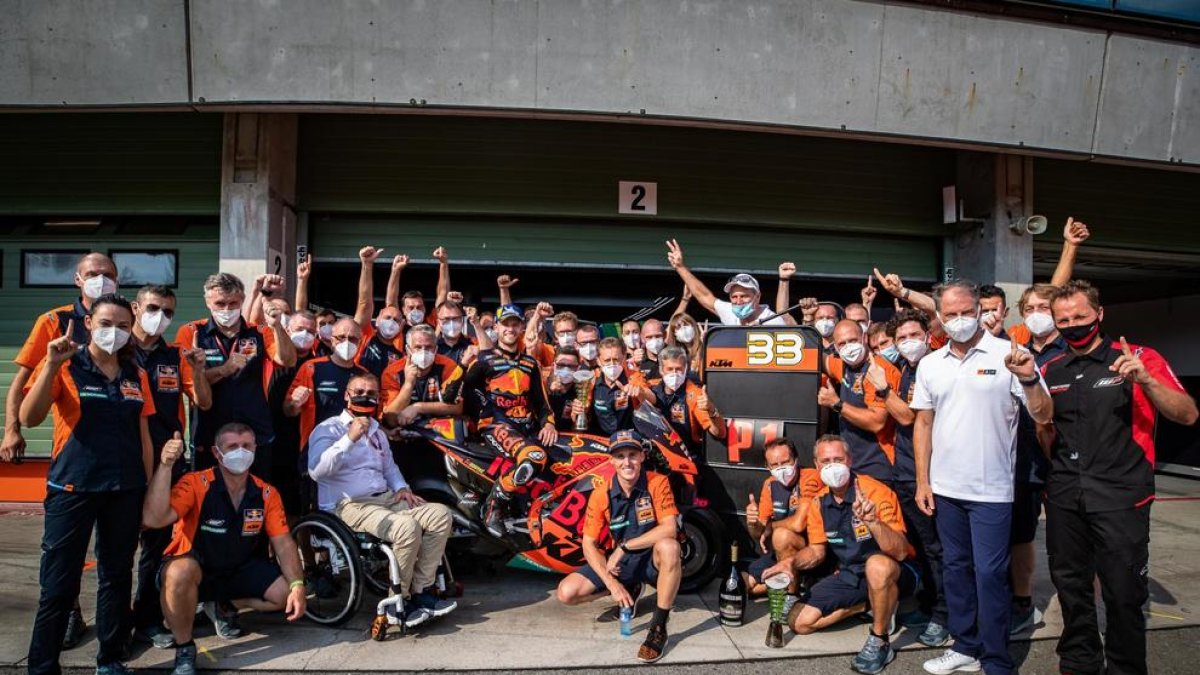 Binder y el equipo KTM celebran la primera victoria en MotoGP.