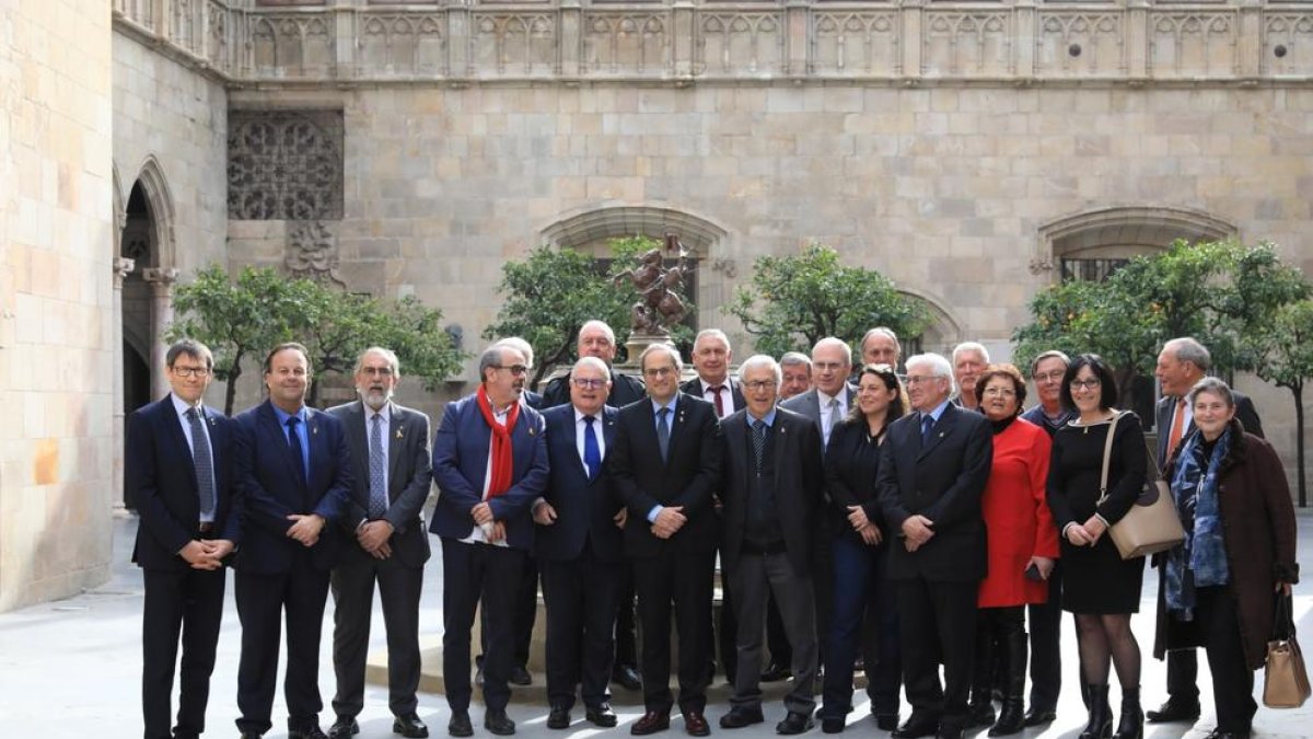 El president Torra (centro), ayer tras una recepción a alcaldes de la Catalunya Nord.