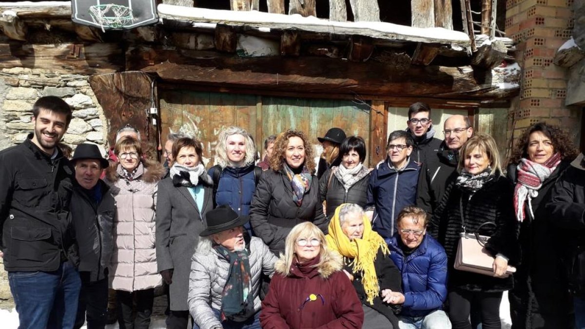 La consellera Capella, en el centro, con algunos de los asistentes al homenaje a Generosa Cortina.