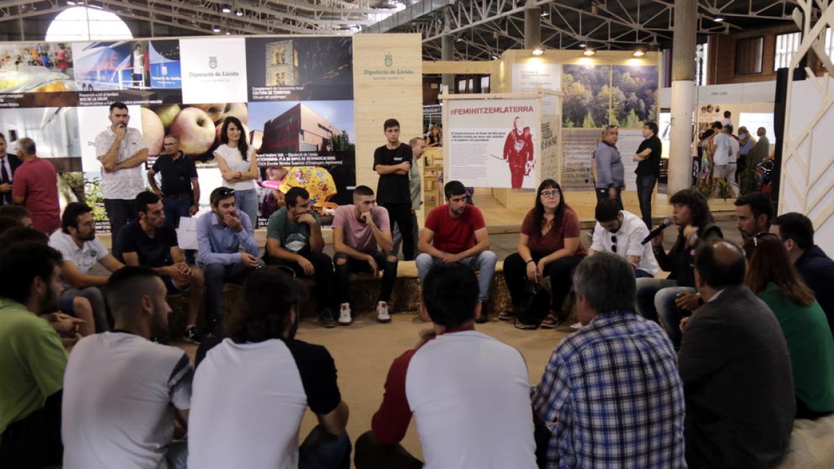 Un debate con jóvenes payeses en la pasada Fira de Sant Miquel con la consellera de Agricultura, Teresa Jordà.