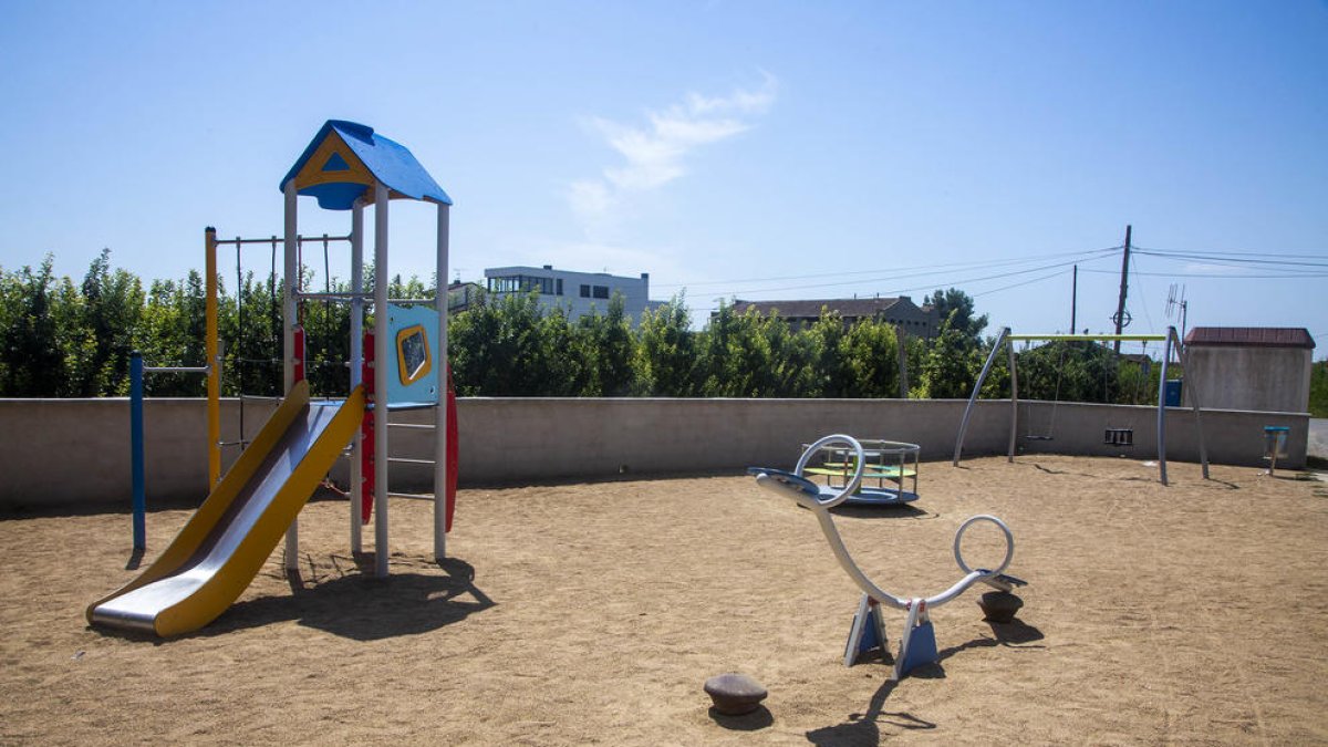 Imagen del parque infantil del Roser renovado.