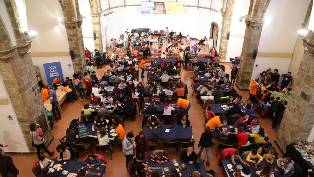 Decenas de personas se lo pasaron ayer en grande los juegos de mesa de la sala Sant Domènec. 