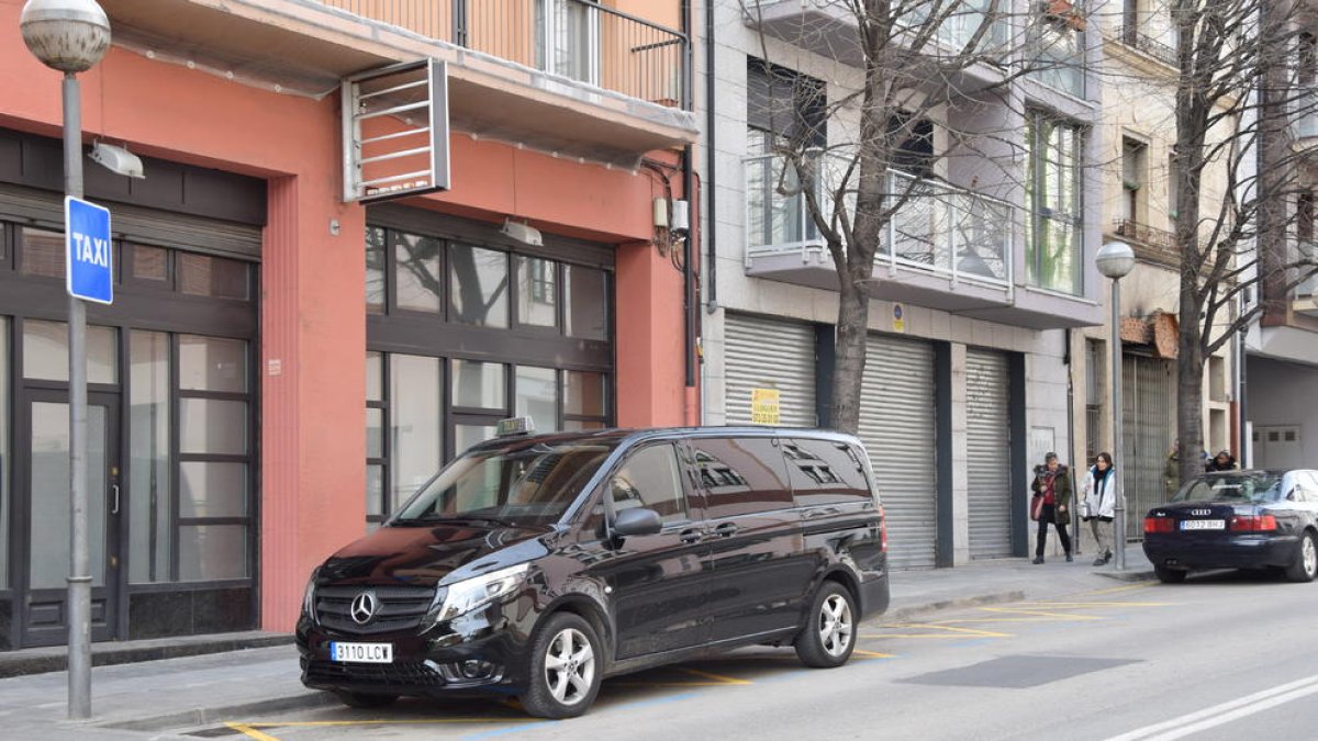 Imagen de la nueva parada de taxis de La Seu d’Urgell. 