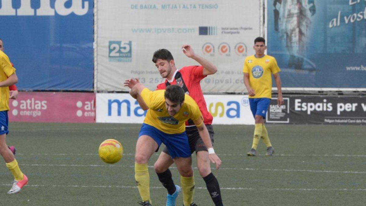 Un jugador de l’EFAC pressiona un rival del Catllar, ahir al Ramon Farrús.