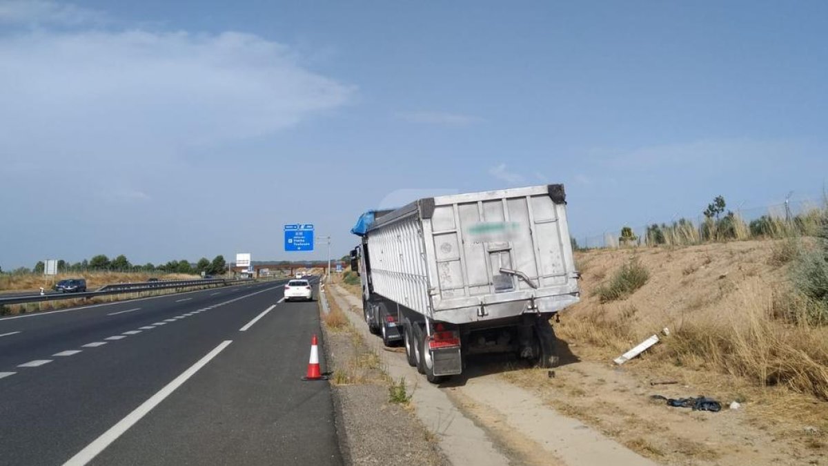 El camión implicado en el accidente mortal de este lunes en la A-2 en Lleida.