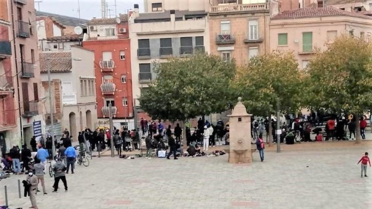 Persones concentrades a la plaça del Dipòsit de Lleida.