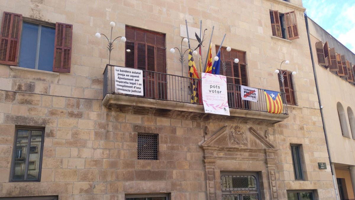 Banderas a media asta en el ayuntamiento de Tàrrega.