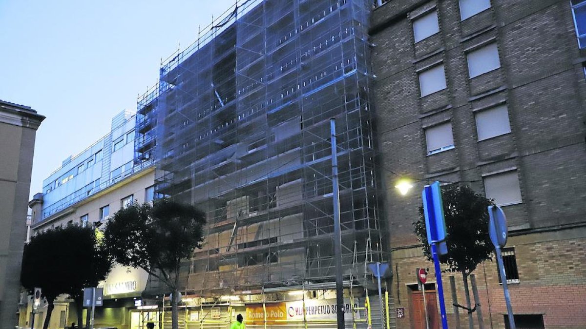 La clínica ampliará sus instalaciones con el nuevo edificio de la imagen, en la calle Bisbe Messeguer. 