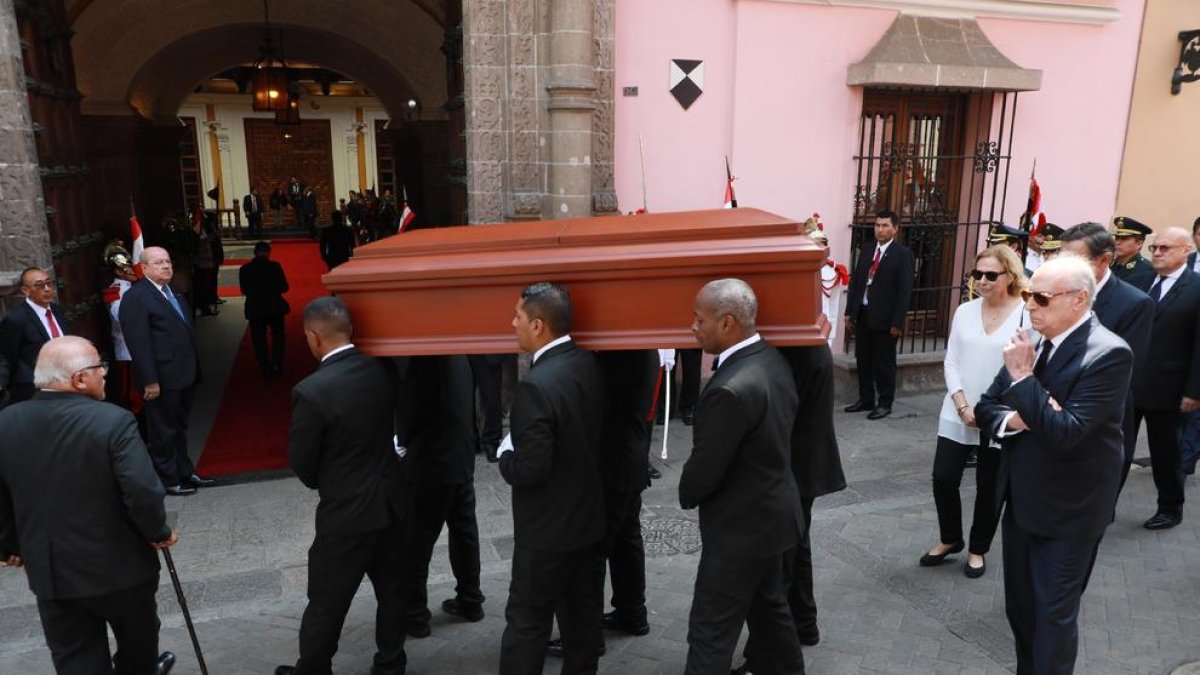 Trasllat del fèretre de Javier Pérez de Cuéllar a la sepultura.