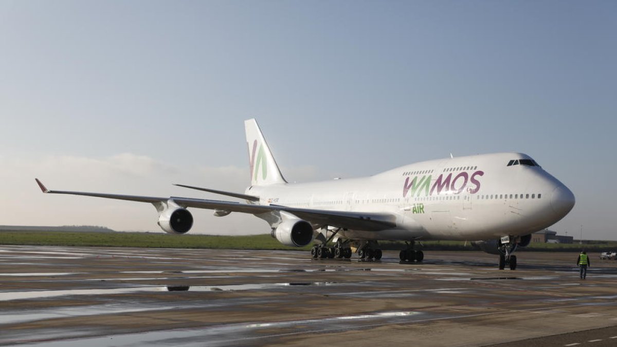 Imagen del Boeing 747-400 que aterrizó ayer a mediodía en el aeropuerto de Alguaire. 