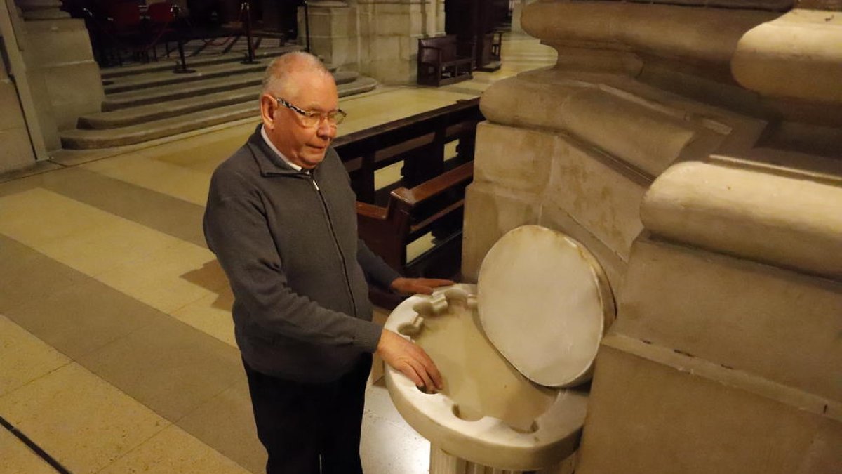 La catedral de Lleida, ahir sense aigua beneita a les piles.