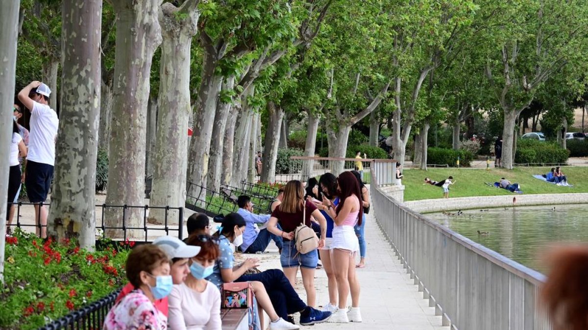 Diverses persones ahir al llac de la Casa de Campo de Madrid.