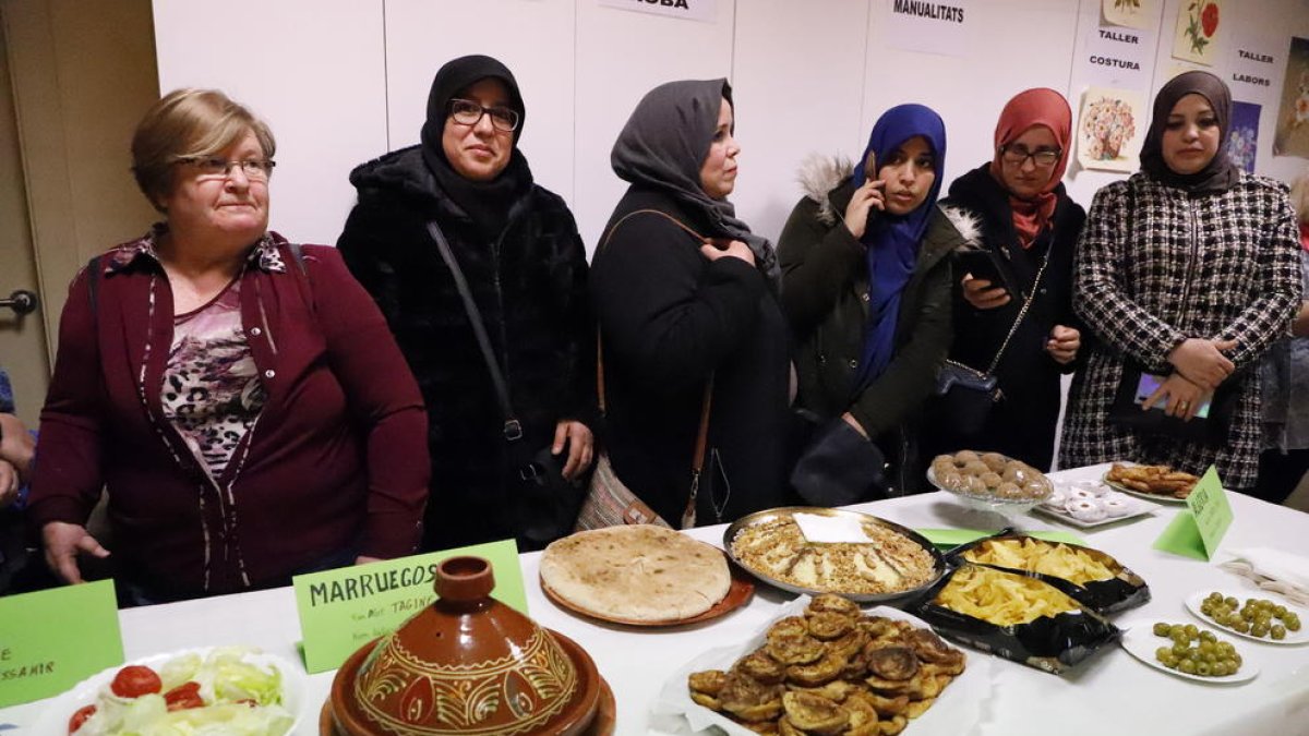 Algunes de les participants en la trobada intercultural, organitzada ahir al Clot de Lleida.