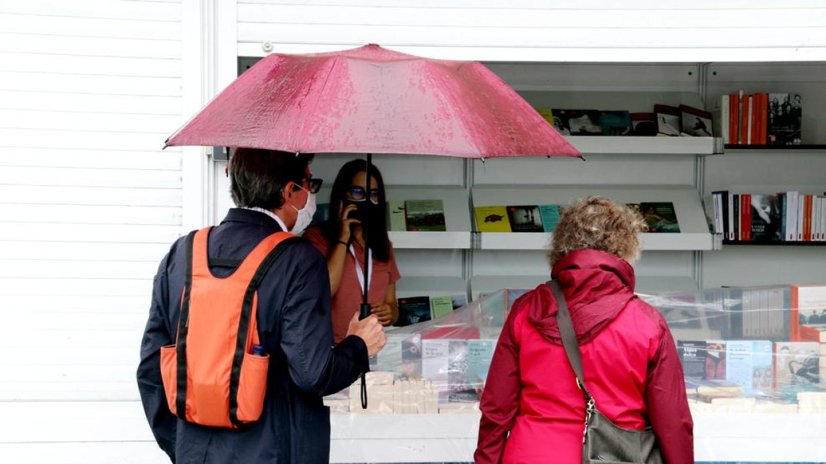 Visitants sota la pluja a la Setmana del Llibre a Barcelona.