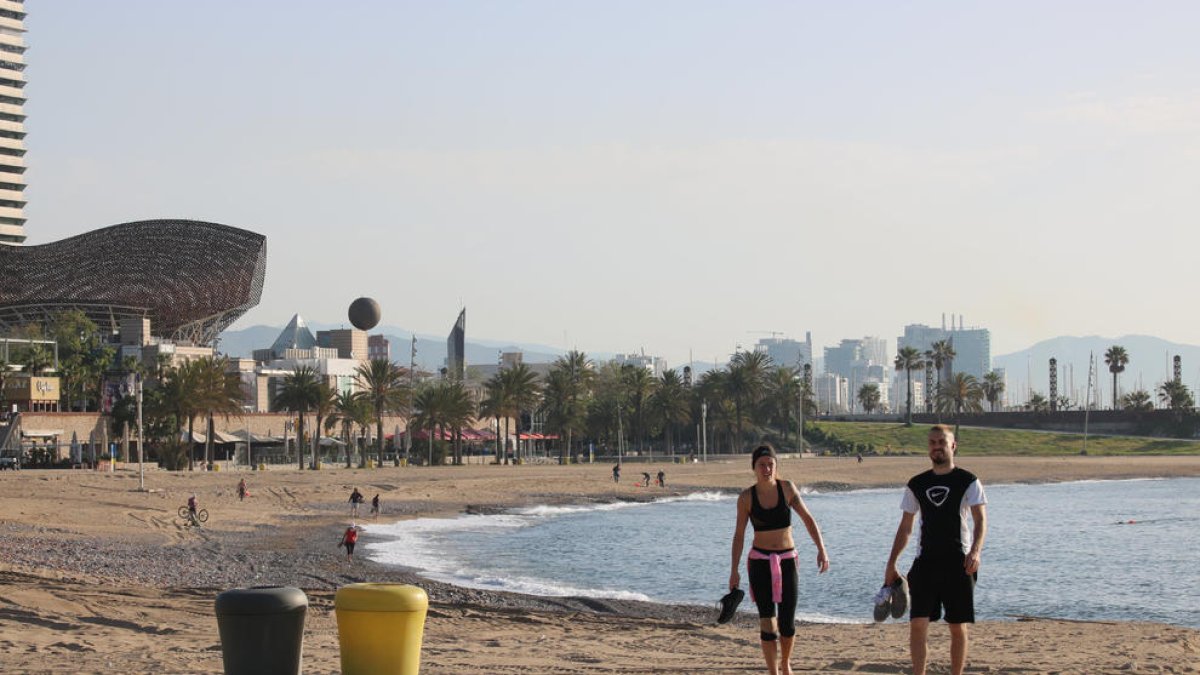 Paseos en las playas de Barcelona en su primer día de apertura.