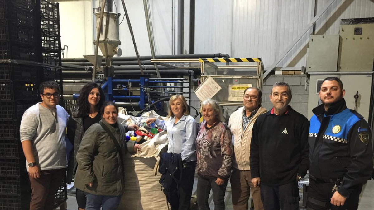 La tinent d'alcalde Núria Palau amb els representants de les protectores Lídia Argilés i Amics dels Animals del Segrià.