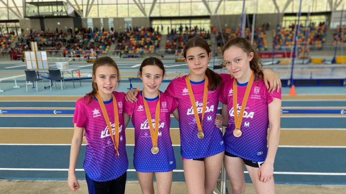 Maria March, Aran Badia, Èrika Sellart y Núria Argelich con sus medallas. A la derecha, Daniel Cogul, campeón en lanzamiento de peso.