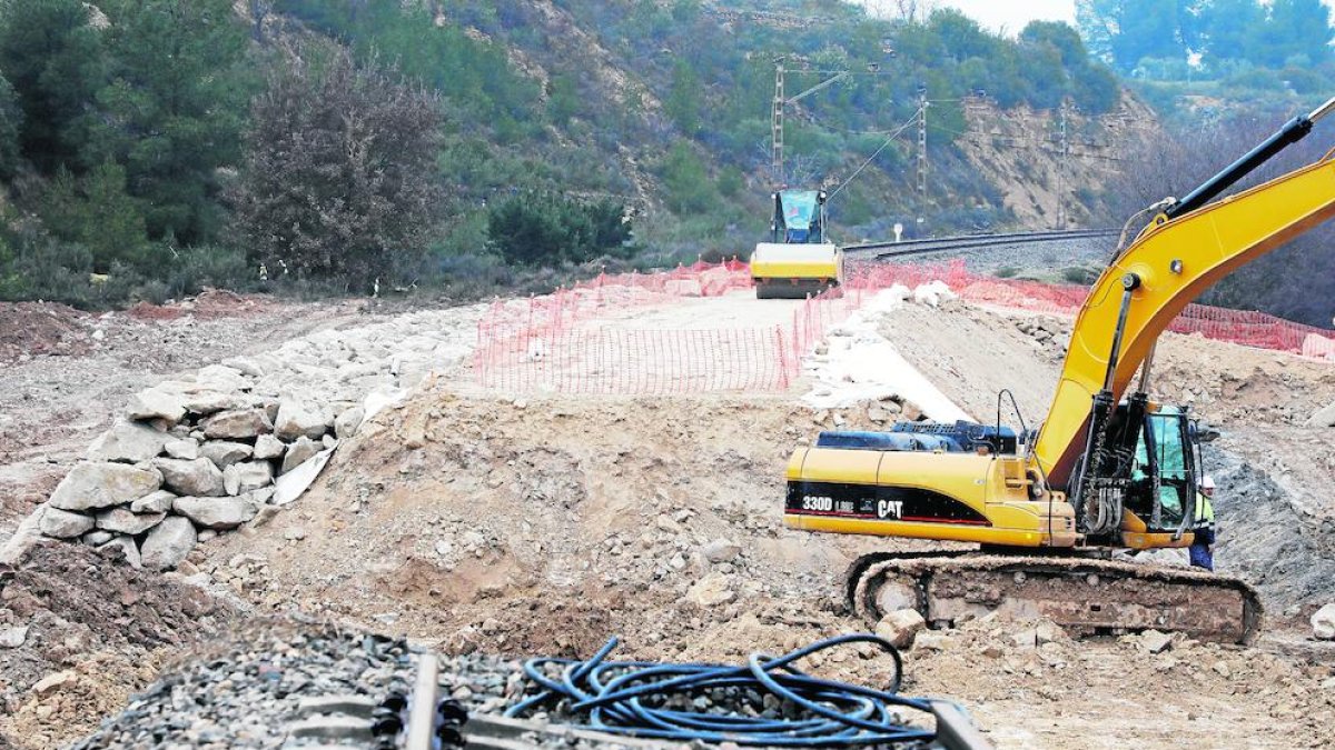 Esculleres de pedres als marges del terraplè pel qual passa la via protegiran la infraestructura en cas d’avingudes d’aigua.