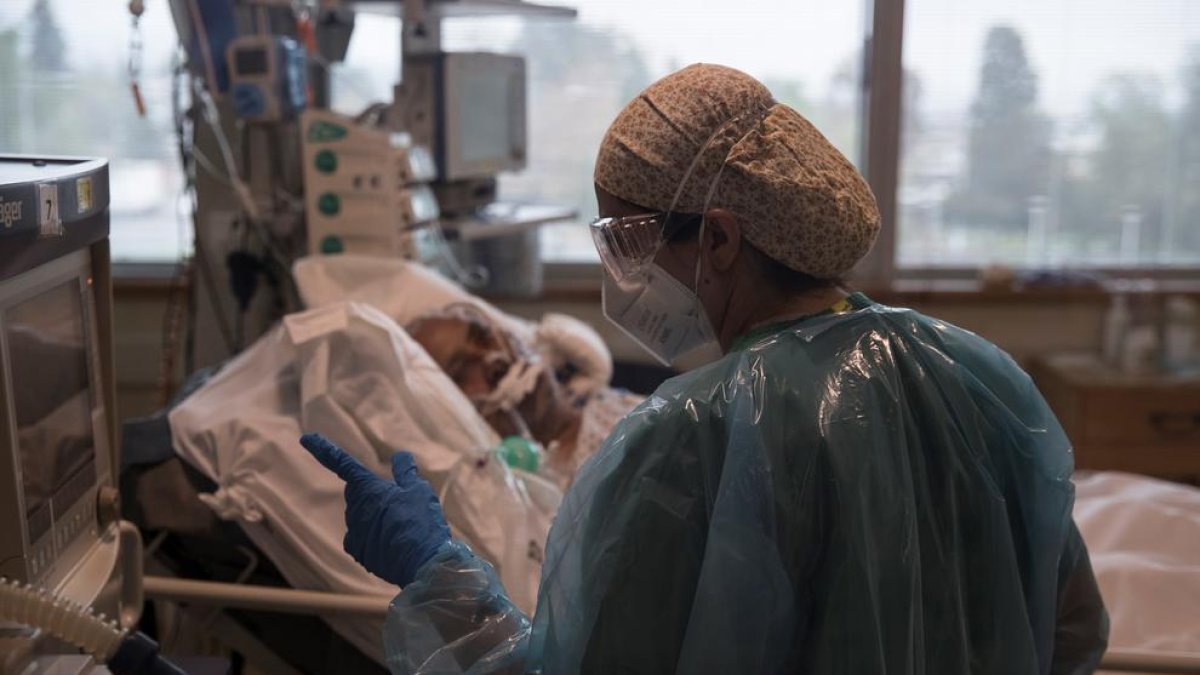 Una infermera atén un pacient en un hospital militar xilè.