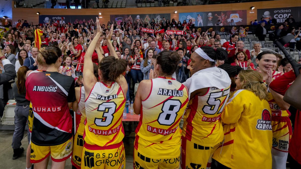 Les jugadores del Girona celebren la classificació per a la final.