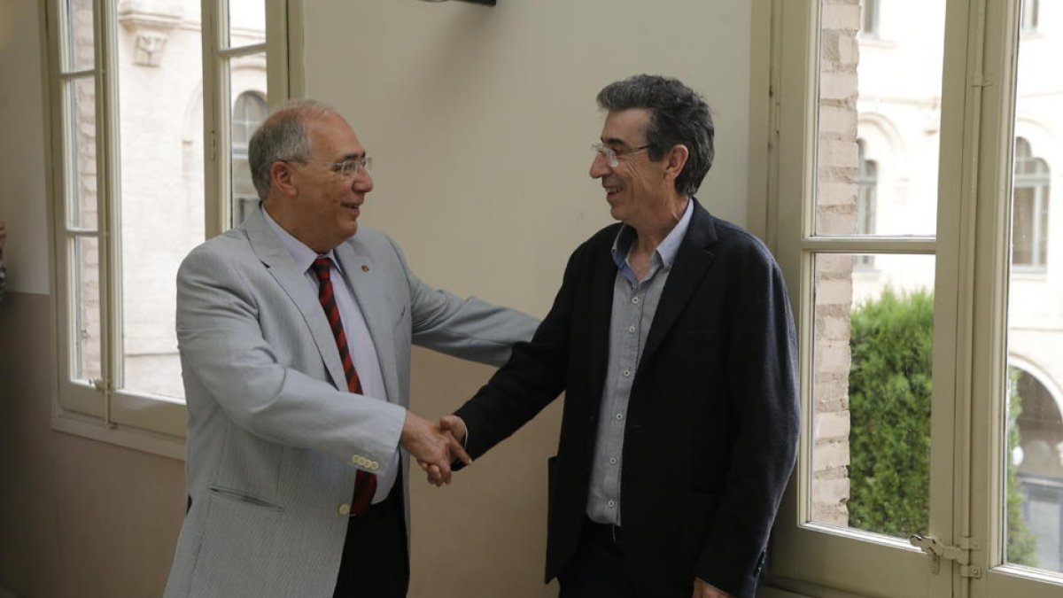 Roberto Fernández saluda al nuevo rector de la UdL, Jaume Puy, tras conocer los resultados.