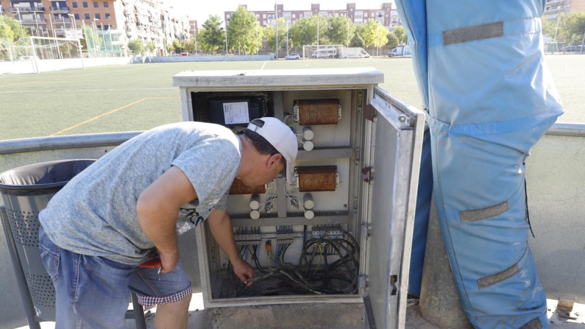 El campo del Balàfia sufrió un robo el pasado agosto en el que se llevaron parte de los cables de la luz. 