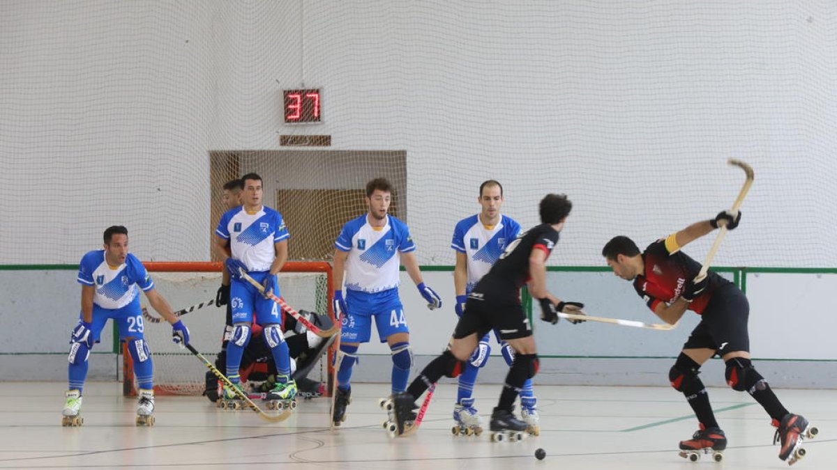 Una acción del primer partido de Liga del Lleida Llista.